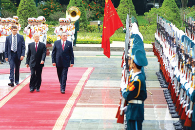 Tổng Bí thư Nguyễn Phú Trọng và Chủ tịch Raul castro Ruz duyệt đội danh dự.